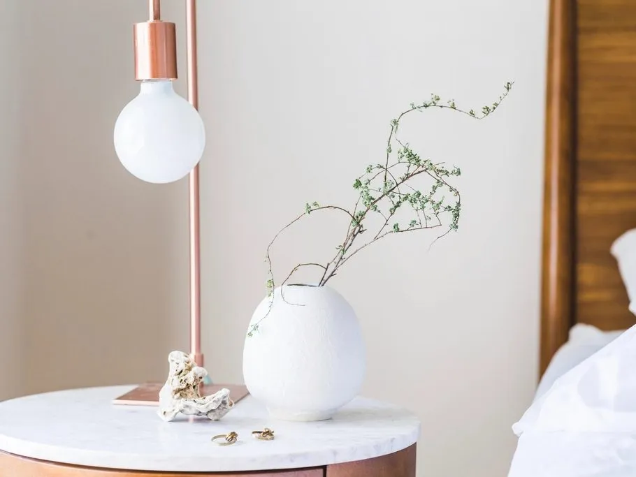 Đèn đầu giường phòng nghỉ khách sạn tông sáng