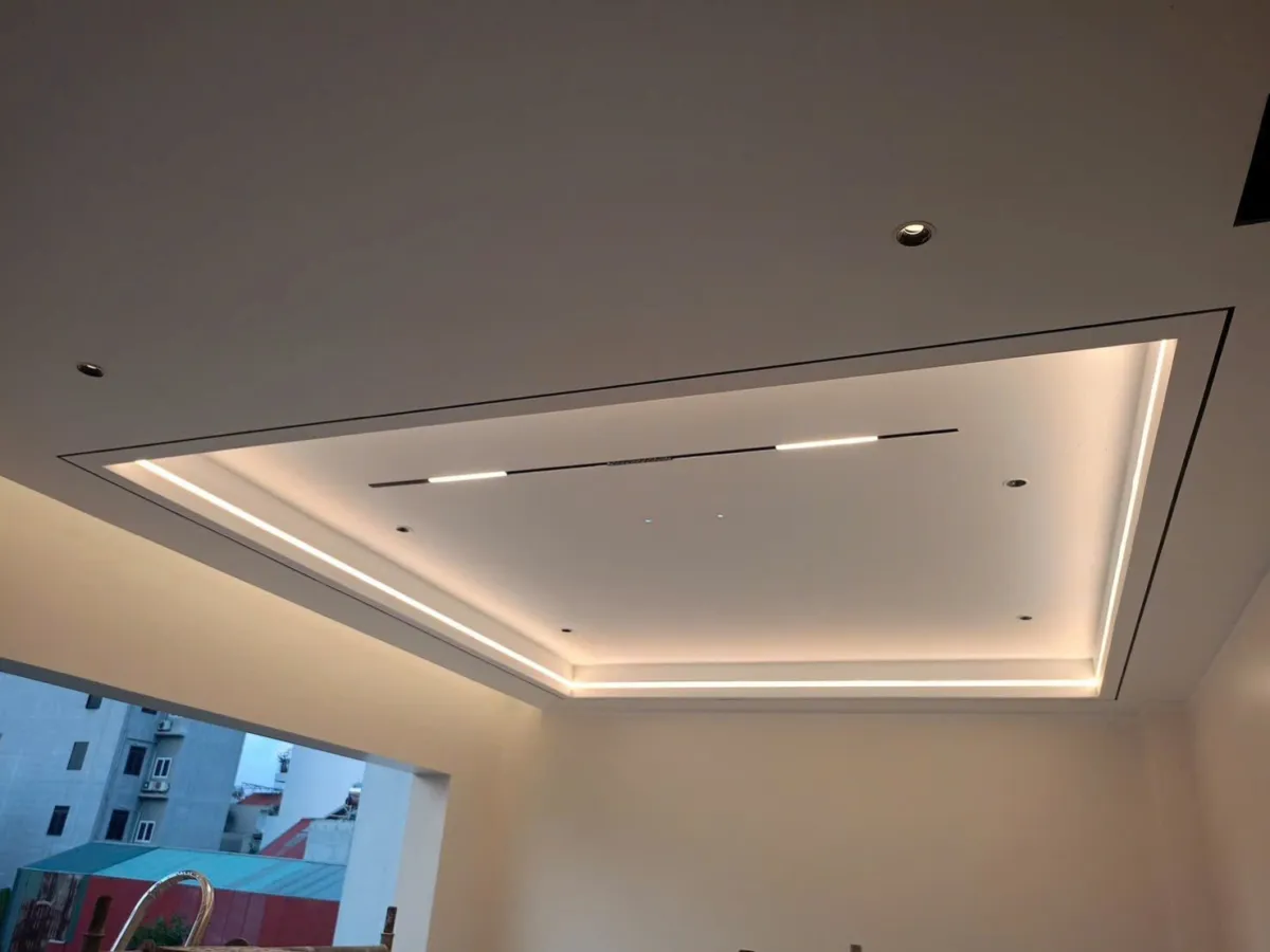 Ô trần giật cấp với LED hắt viền và ray đèn âm trần
