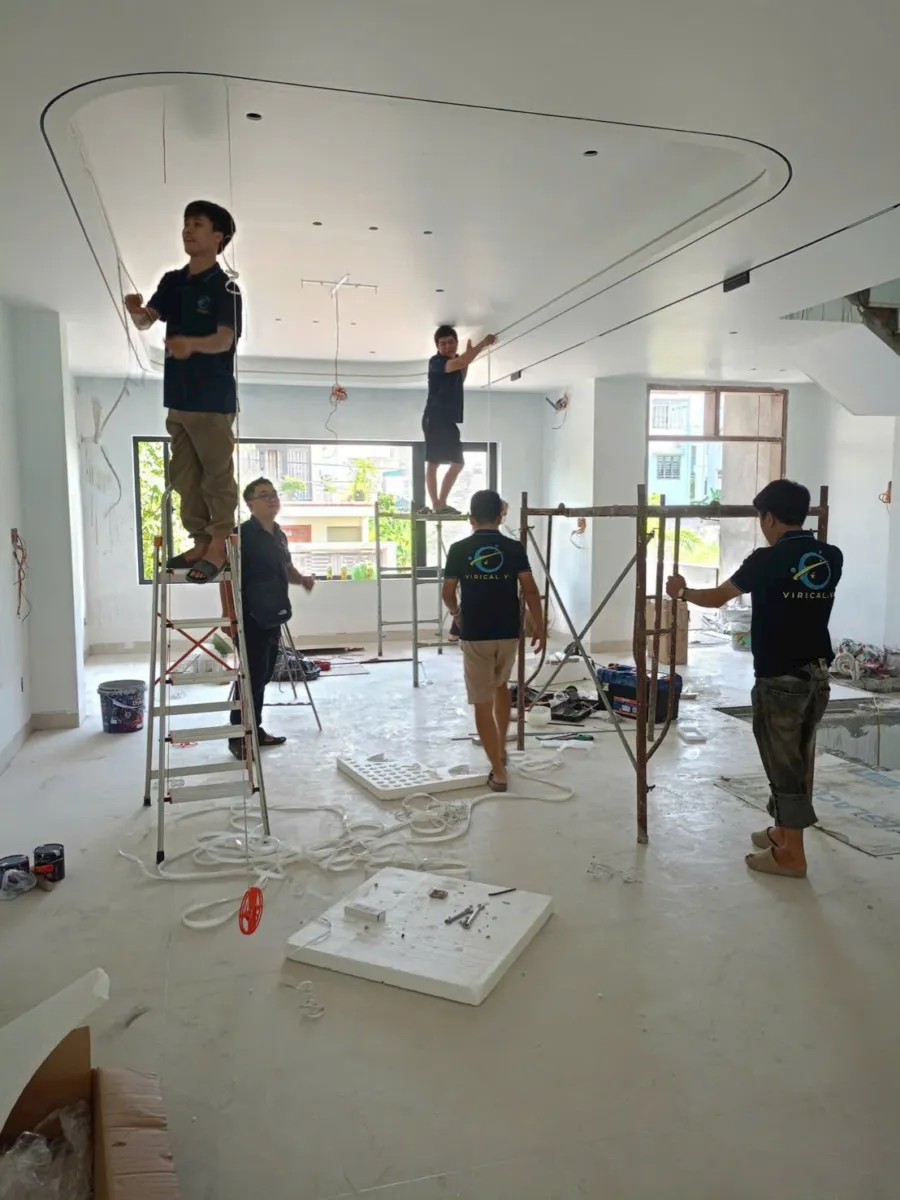 Đội Virical lắp LED hắt khe trần