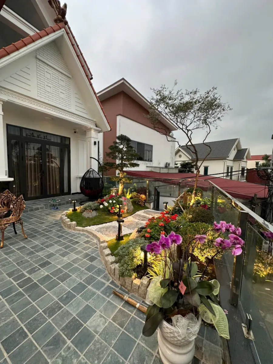 Mặt tiền và sân vườn tầng 2 nhà chị Phượng ở Bắc Ninh khi lên đèn buổi tối