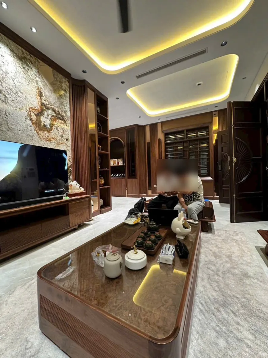 Thiết kế chiếu sáng nhà ở: phòng khách LED hắt hai ô trần và spotlight âm trần