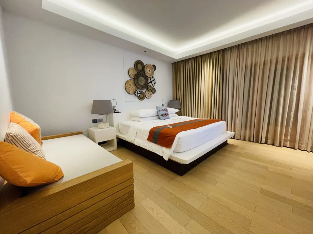 Phòng ngủ sáng với LED hắt trần ánh ấm