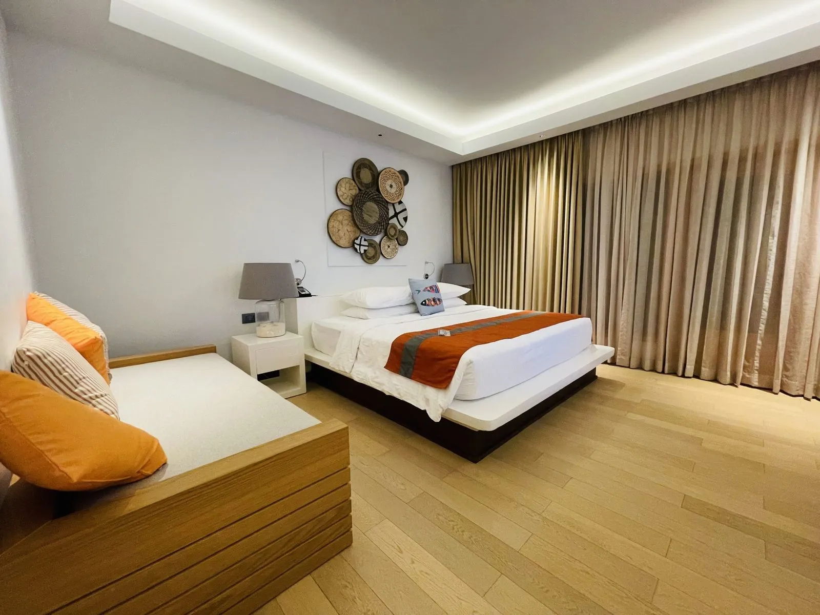 Phòng ngủ LED hắt trần ánh ấm, nơi dimmer là gì được thấy rõ khi giảm sáng buổi tối